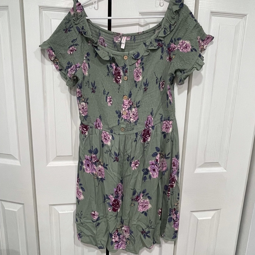 Cute dress, can be worn off the shoulder
